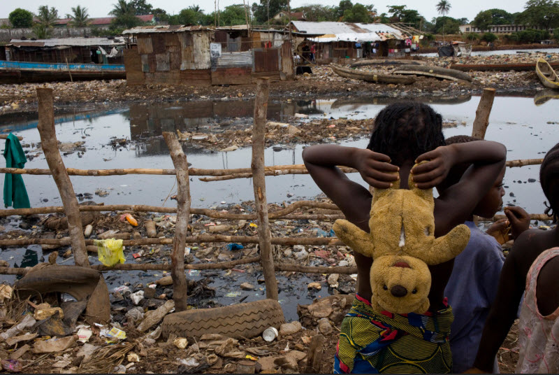 Il pericolo si annida nelle acque di Kroo Bay a Freetown, in Sierra Leone