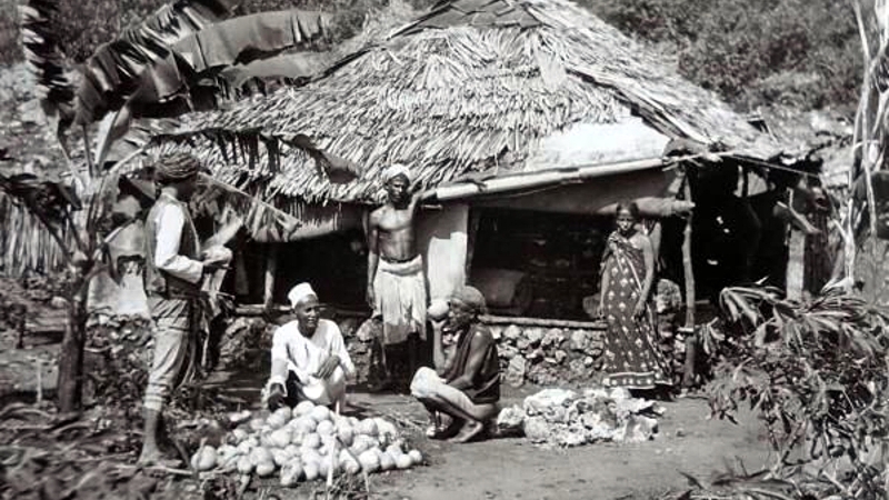 Kenya. Un piccolo negozio a Changamwe, un sobborgo di Mombasa, che vendeva cocco fresco nel 1890