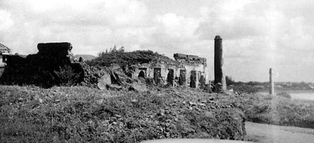  Le rovine di una vecchia moschea Swahili sulla spiaggia di Malindi, insieme a diverse "tombe pilastro". La maggior parte di questo è scomparso da quando la città ha cominciato a crescere.
