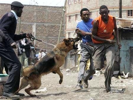 La polizia assedia lo slum di Mathare