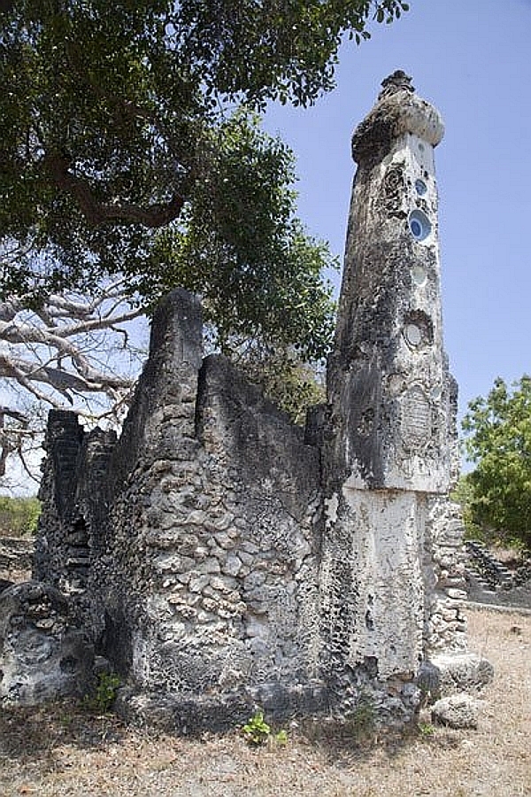 Ciotole di porcellana cinesi incastonate sulla tomba a pilastro swahili in un cimitero islamico. Rovine di Kunduchi, Tanzania