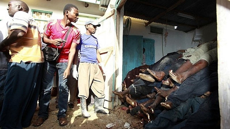 I corpi ammassati delle vittime di Mpeketoni