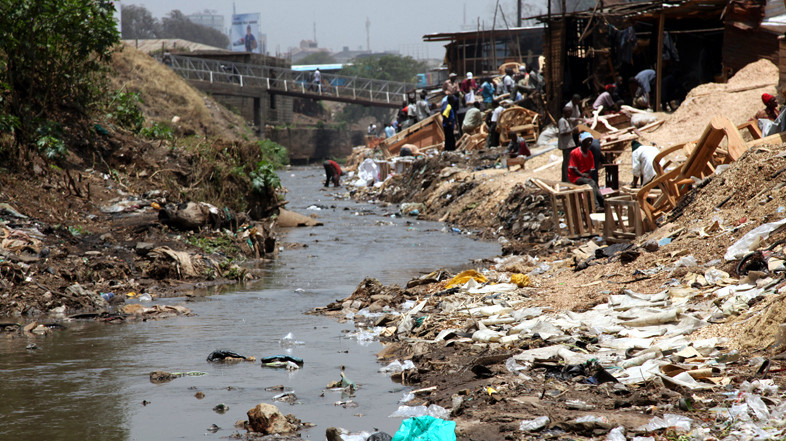 Nairobi River (il fiume Nairobi) che attraversa Mathare