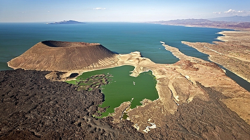 Kenya. Veduta aerea del lago Turkana con l'isola del Sud sullo sfondo e il vulcano Nabuyatom in primo piano