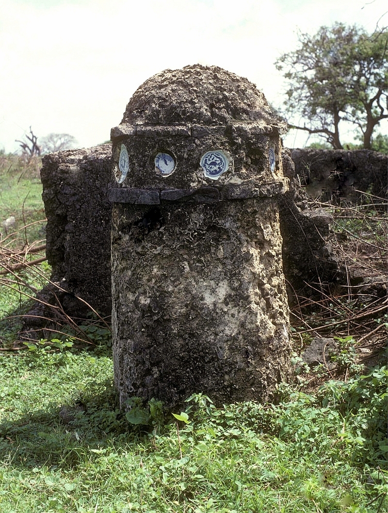 Tomba a colonna con inserti di ciotole cinesi Ming del XVI secolo. Mambrui a nord di Malindi, Kenya