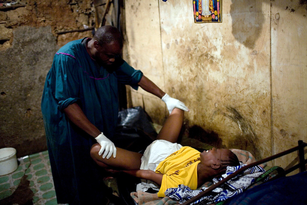 Una donna aspetta di partorire a Mathare.La maggior parte delle donne in Mathare non possono permettersi di andare in ospedale per partorire