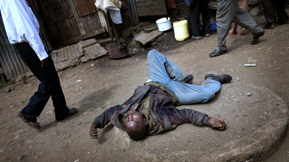 Un uomo ubriaco di chang'aa nelle strade di Mathare
