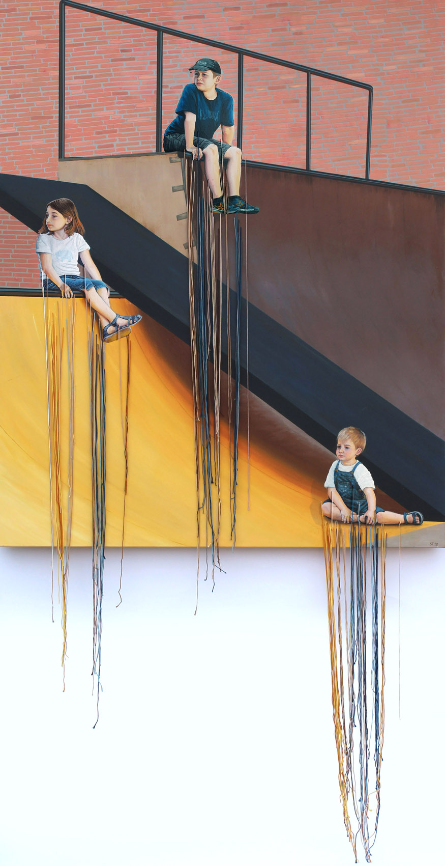 Œuvre figurative montrant des enfants sur une structure urbaine, d’où tombent de longs fils sortant de la toile. Settimia Taroux explore ici l’enfance à travers 3 âges différents dans un espace architectural où l’art du fil interroge la destinée. 