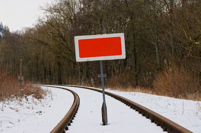 Seit dem Jahreswechsel 2012/2013 macht die am Streckenabzweig in Gerolstein aufgestellte Sh2-Tafel unmissverständlich klar, dass auf der Eifelquerbahn keine Zugfahrten mehr möglich sind