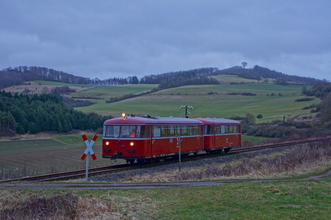 Am 31.12.2012 war unser VT 95 als bisher letzte Zugfahrt auf der Strecke unterwegs. Kurz vor dem Ende der Fahrt wurde bei Rockeskyll bei einsetzender Dämmerung ein letzter Halt für ein Erinnerungsfoto eingelegt, die düstere Stimmung entsprach dem Anlass