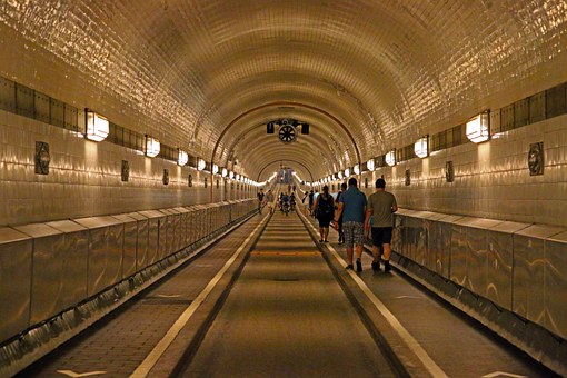le vieux tunnel sous l'Elbe est composé de 2 tunnels en parallèle  pour 1 voiture et 2 piétons