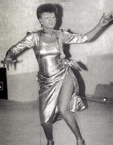 Tshala Muana dansant le mutuashi