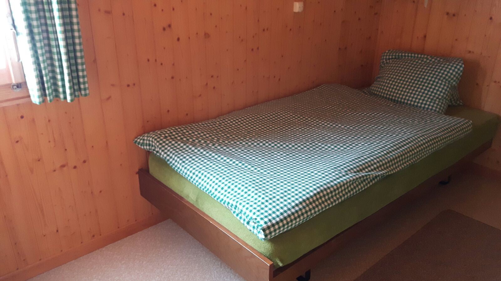 Grünes Schlafzimmer 1 Bett + 1 Matratze