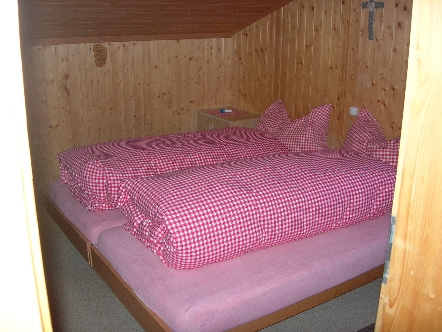 Rotes Schlafzimmer 2 Betten + 1 Kinderbett + 2 Matratzen