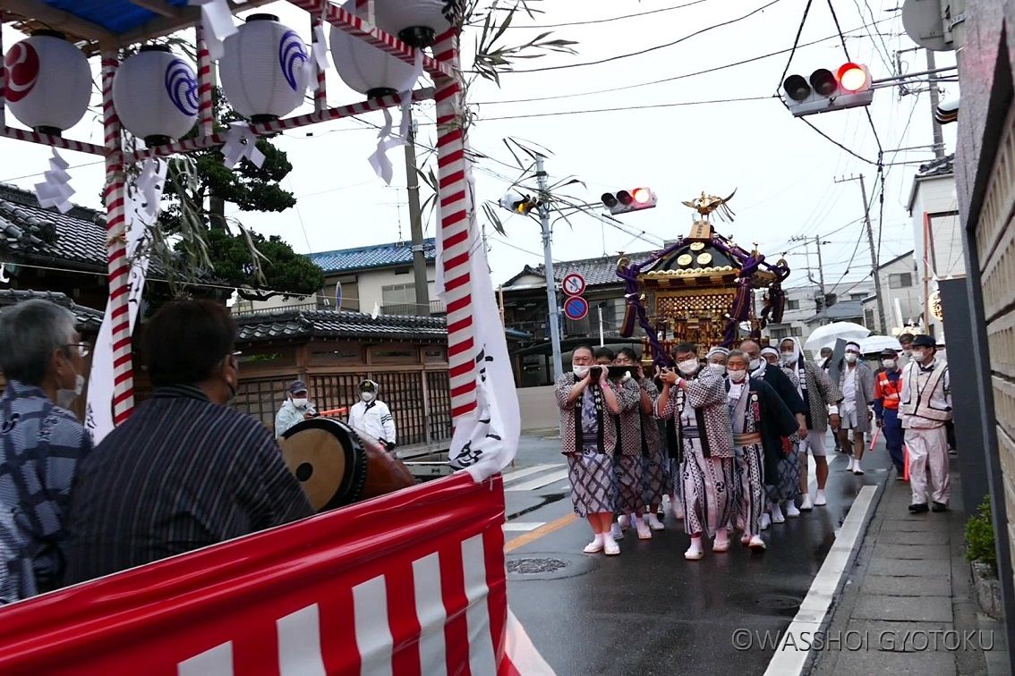 各町の渡御を終えた神社神輿を、白丁が香取神社に運びます