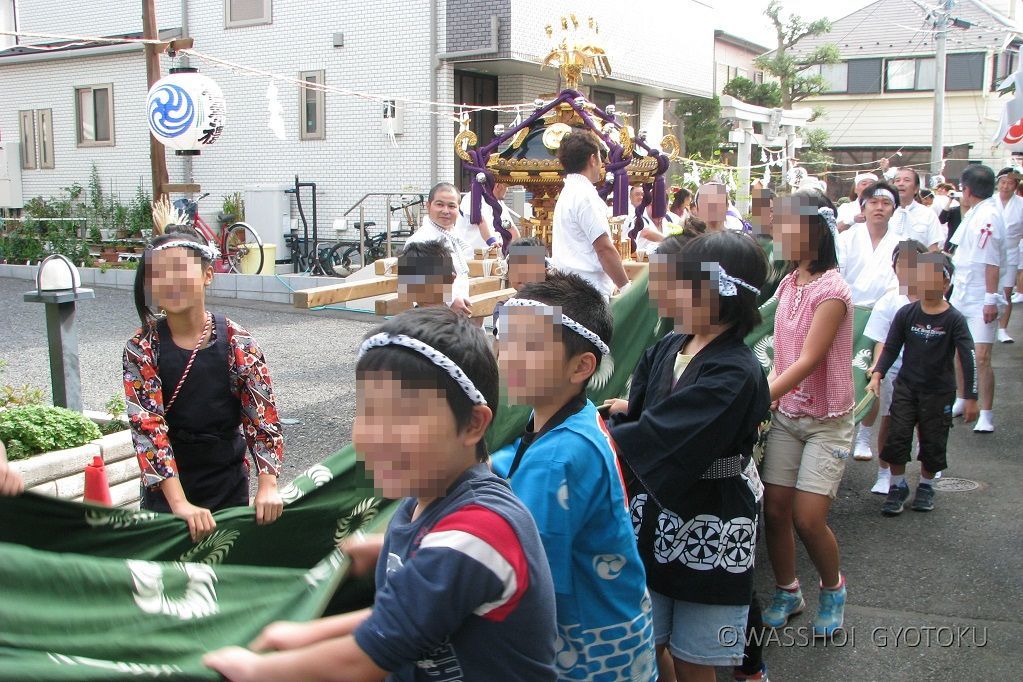 子どもたちが胴幕をあおります