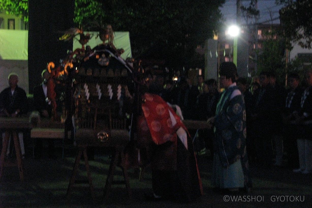 明かりを消して、熊野神社の御霊を遷します