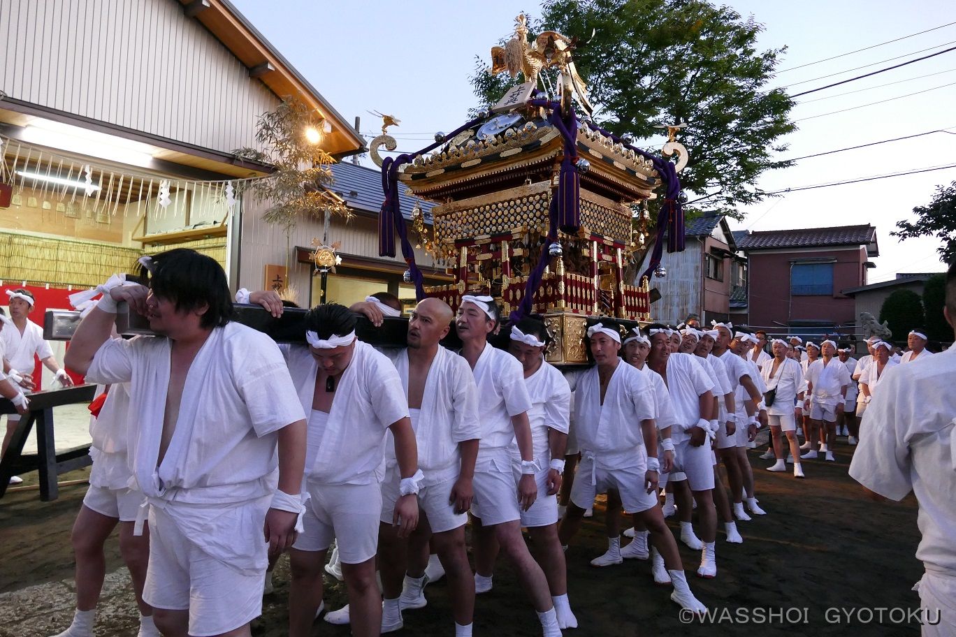 地元青年会の担ぎ手を中心として行います