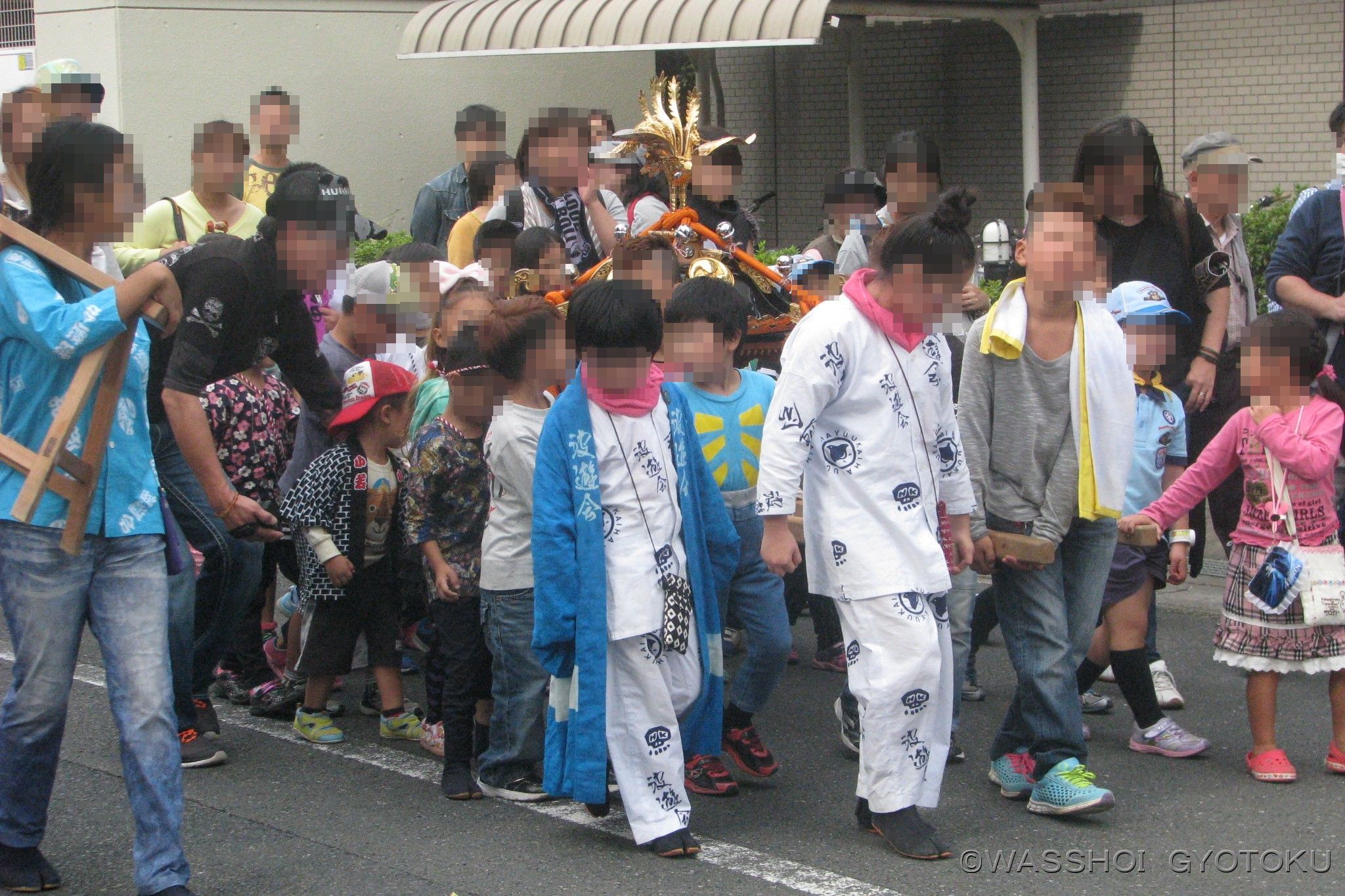 先に子ども神輿が公園脇を巡行します