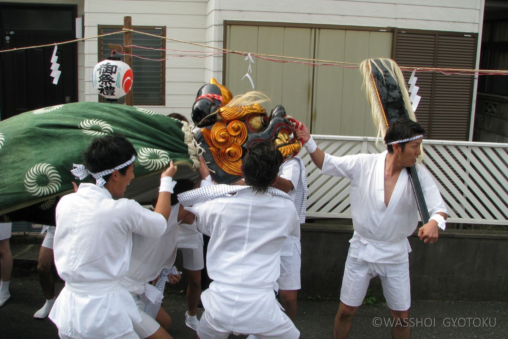 巡行を終えると　メスは左から