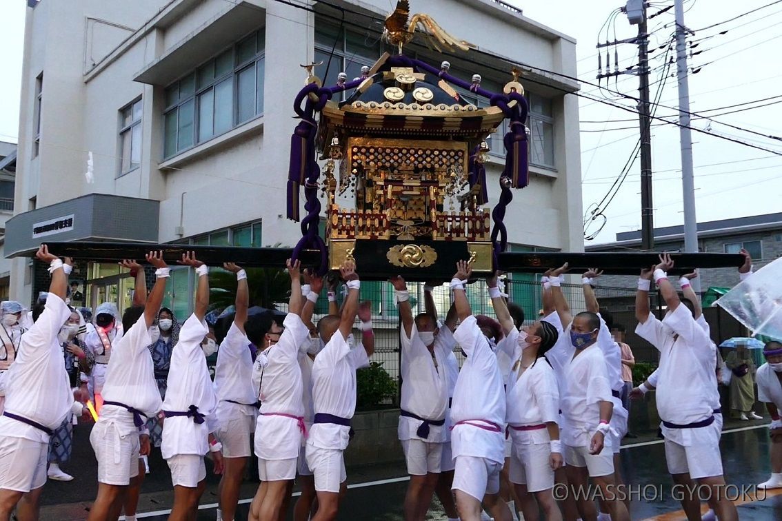 神社前で 神輿を揉んだら