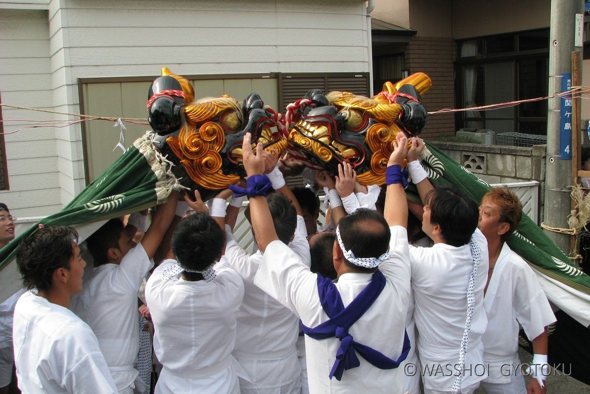 鳥居の前で獅子を突き合わせます