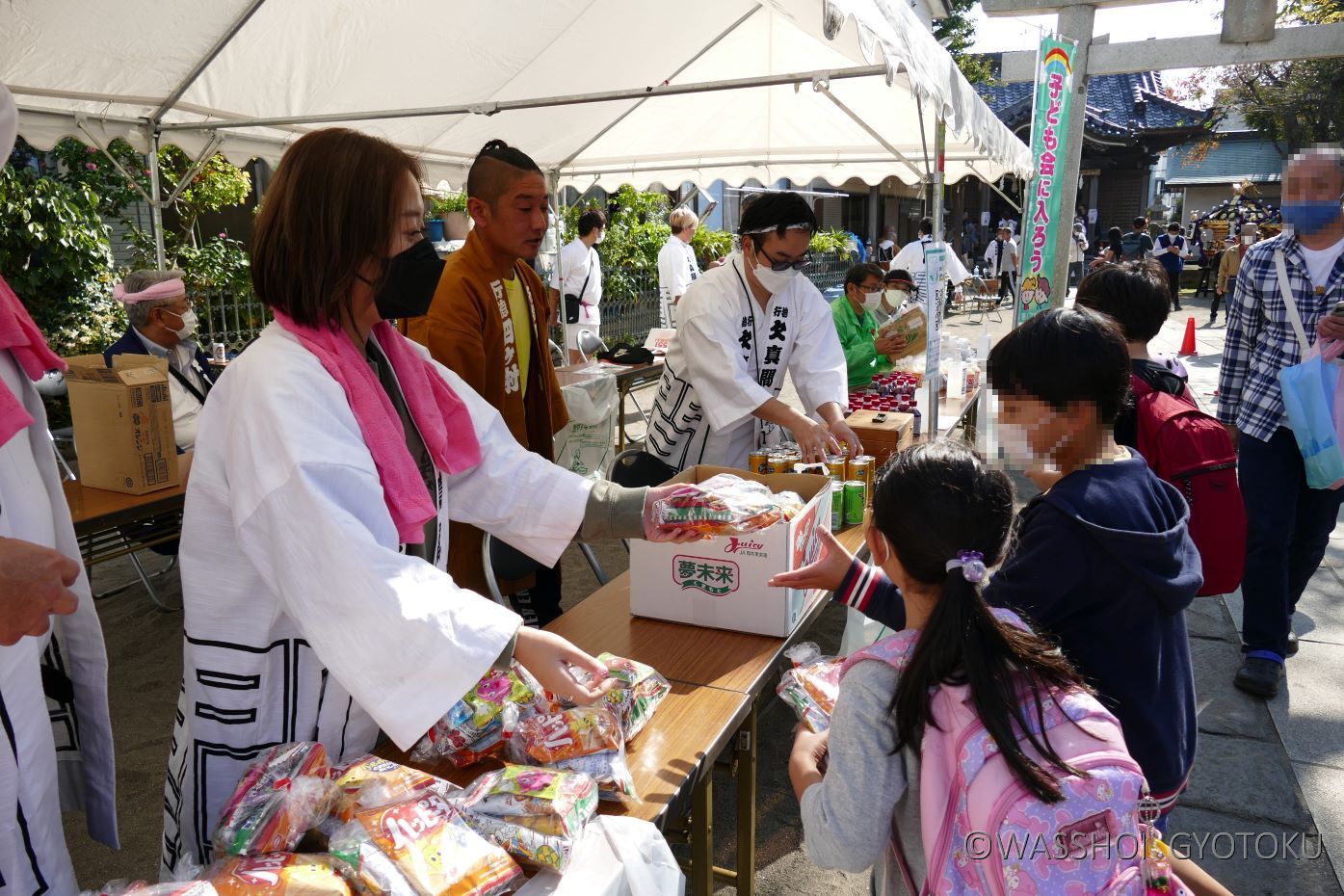 お菓子・飲み物の配布