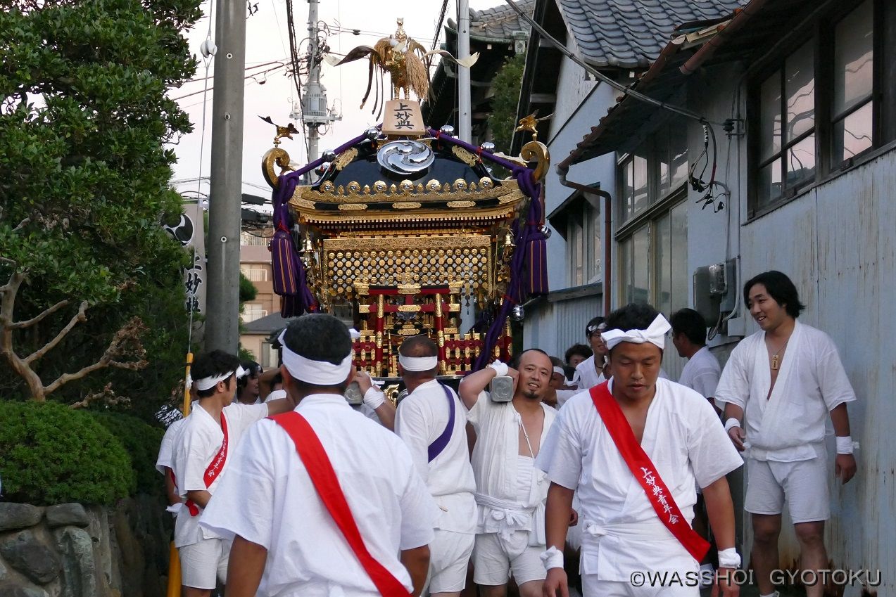 宮入り後は静かに神社へ向かいます