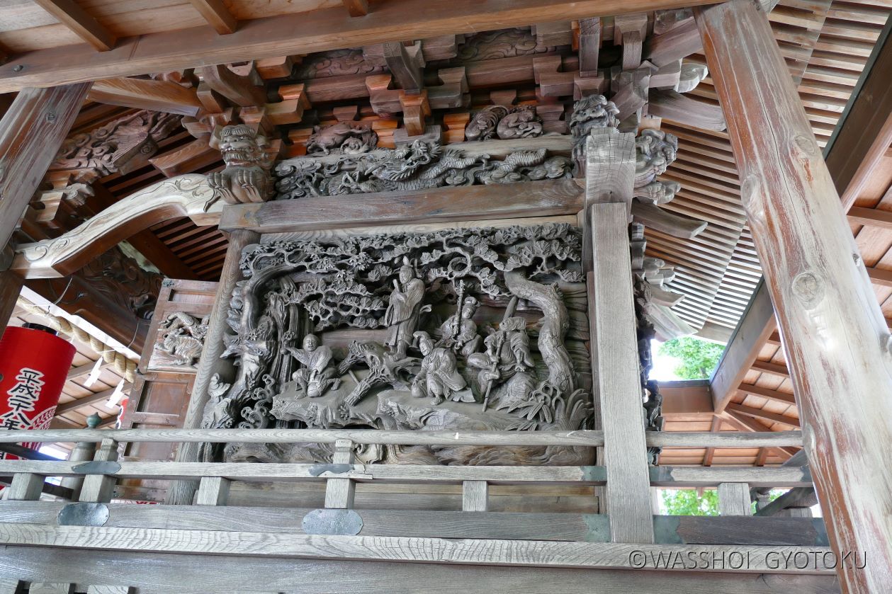 本殿の彫刻は必見