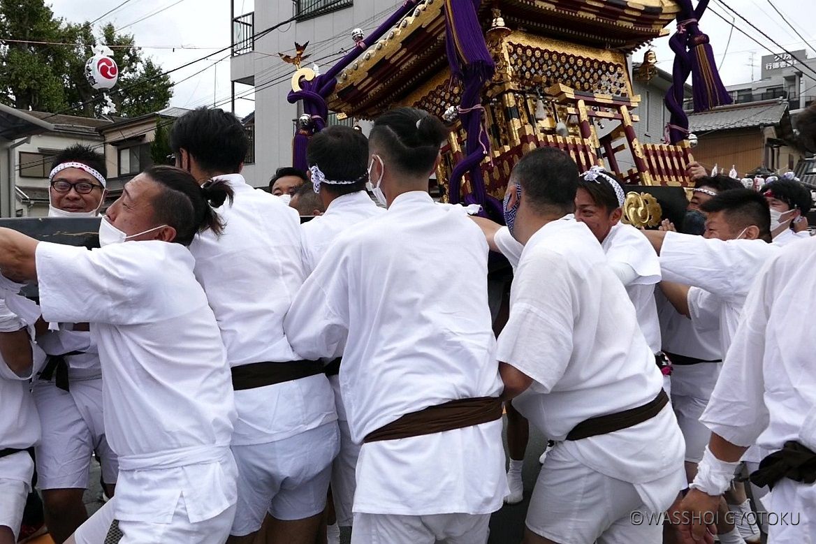 神輿を次の町に渡すまいと 地境近くで逃げる場面もお見逃しなく