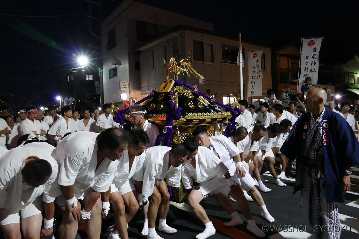 神社前での地すり