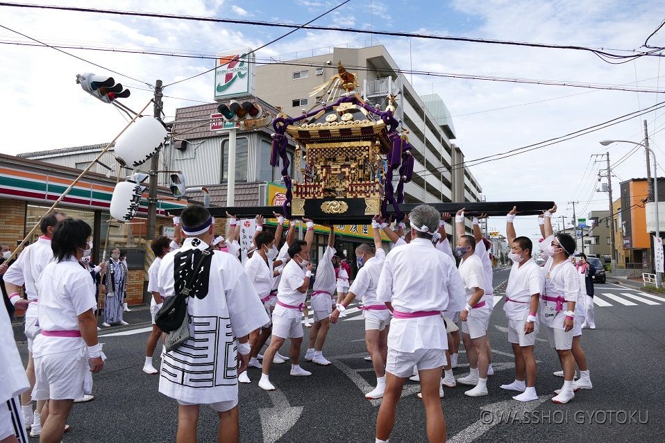 交差点内での揉みは見どころの一つ