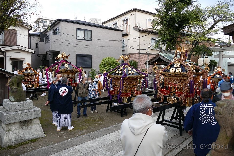神社神輿と各町会神輿が香取神社に集結します