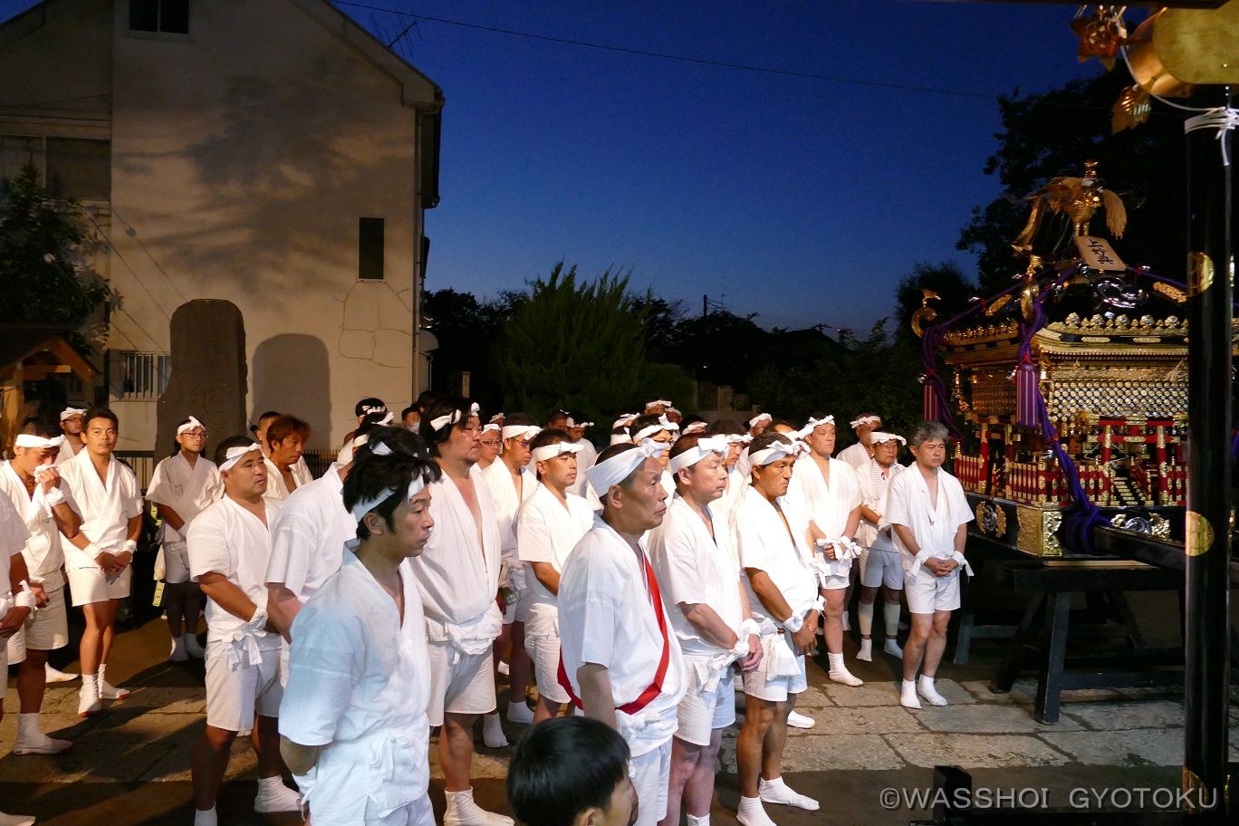 厳粛な儀式で、祭りが終わります