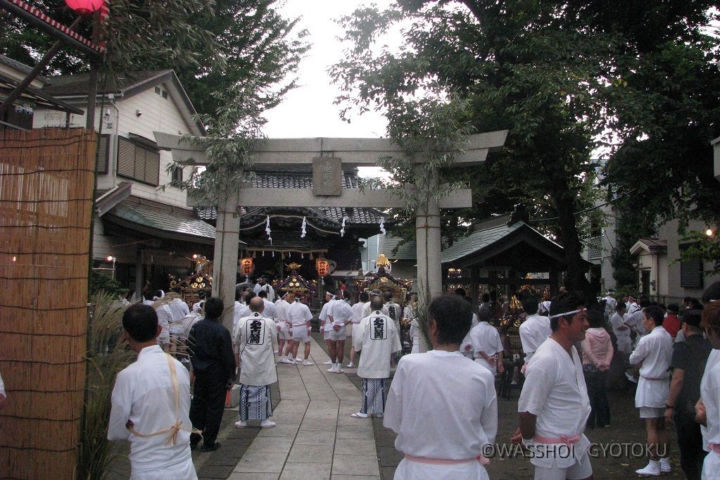 担ぎ手たちが香取神社に集まります