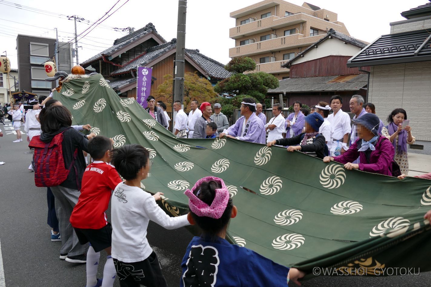 時折、獅子頭から胴幕をのばし、