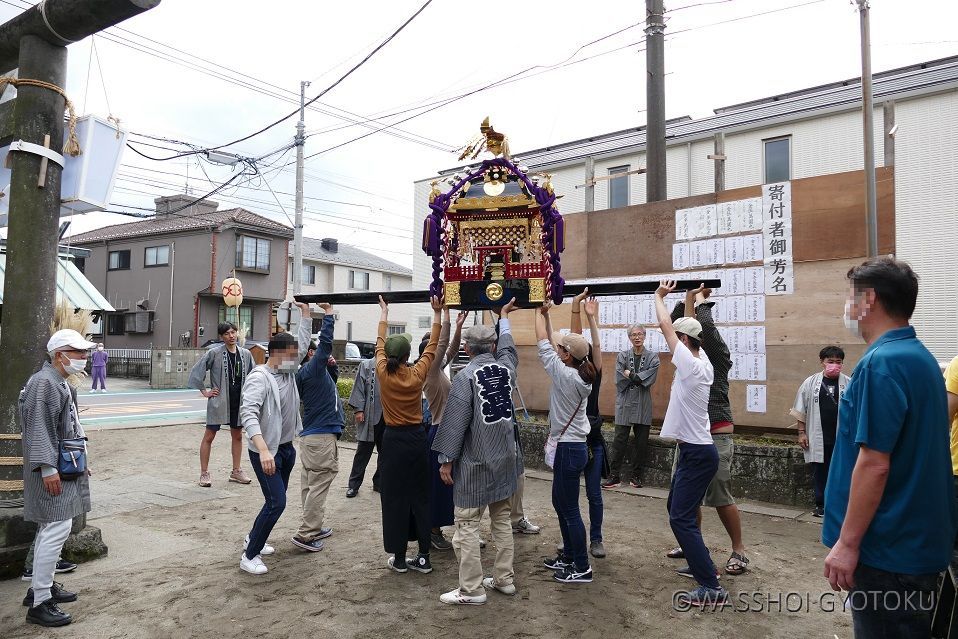 翌16日(日)には、小神輿の巡行と揉みの体験が行われました