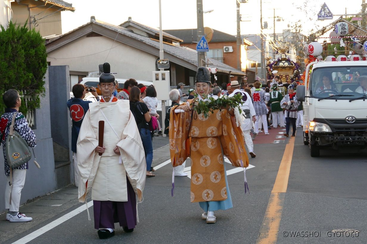 神職さんが神輿を先導します