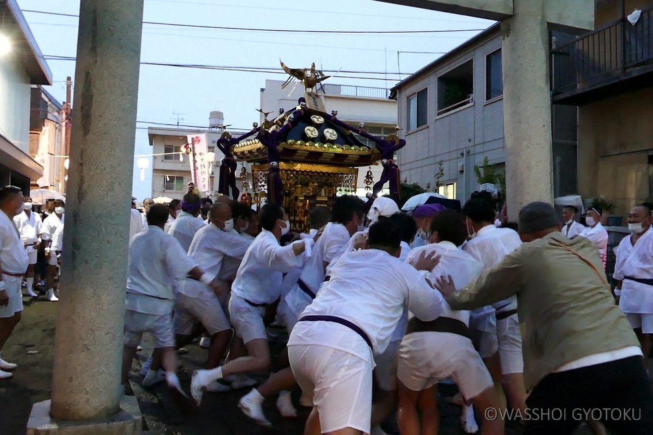 次は 鳥居をくぐるくぐらないの攻防となります