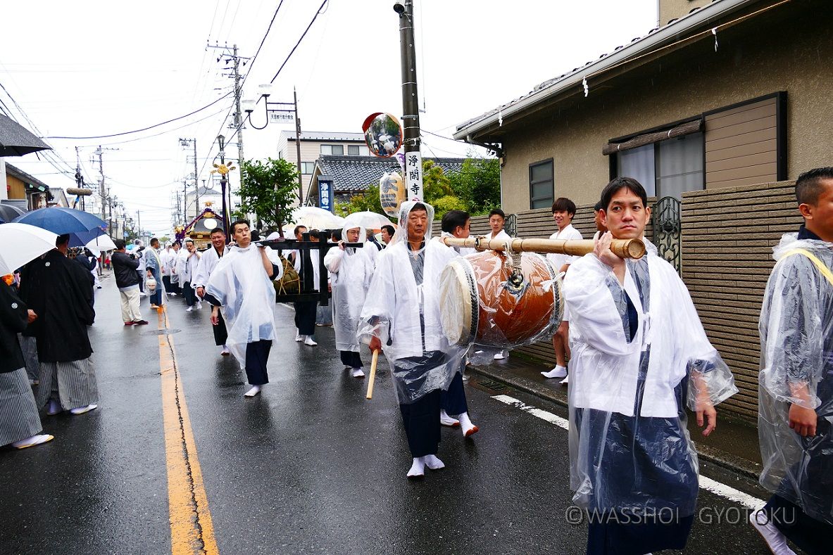 太鼓、榊、守神剣が続き、神輿を先導します