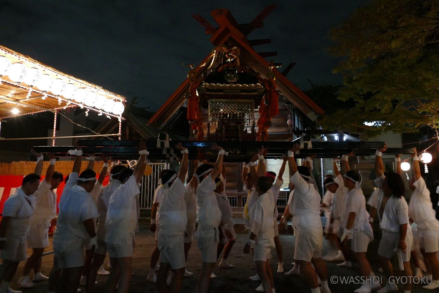 神社境内で最後の揉み（さし）