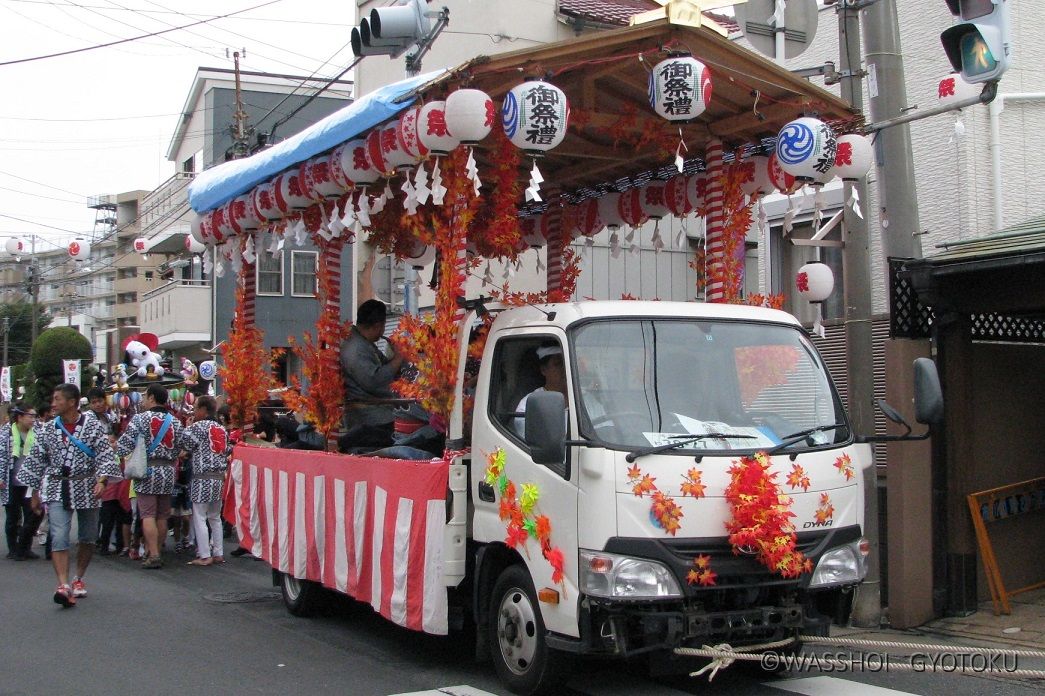 子どもたちがお囃子の山車を曳きます