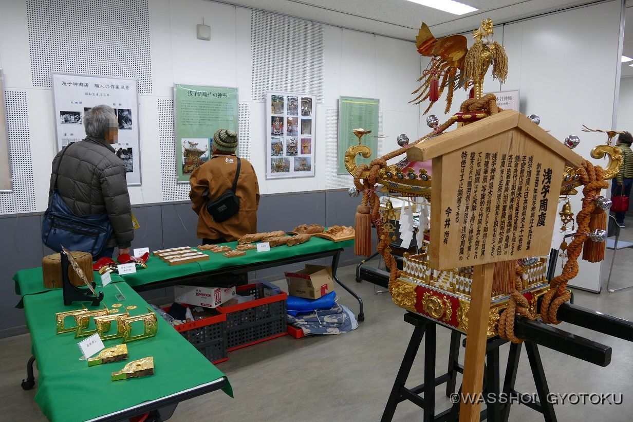 神輿の紹介パネルや、部品、彫刻などの展示も