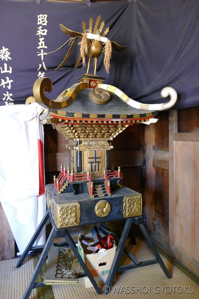 拝殿内に手作りの子ども神輿があります