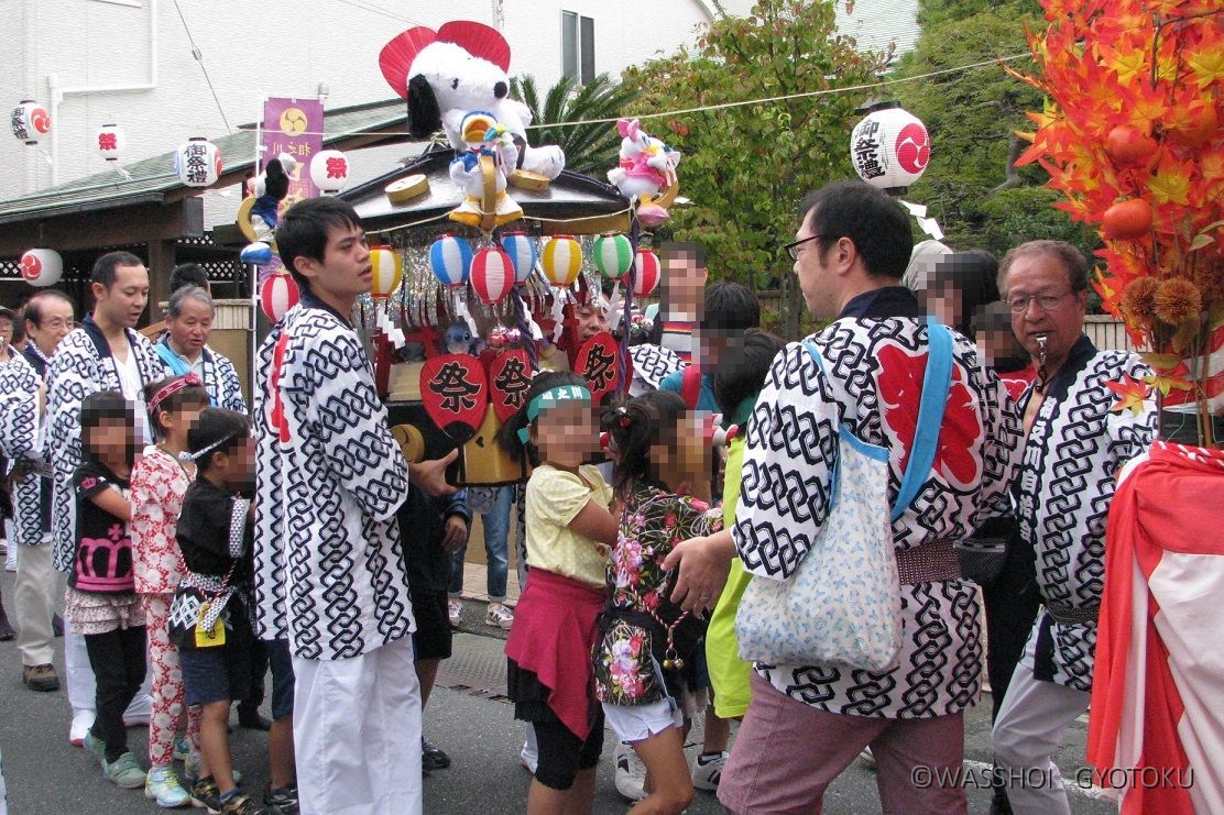 その後に子ども神輿が続きます　※今回の大祭では子ども神輿が変わります