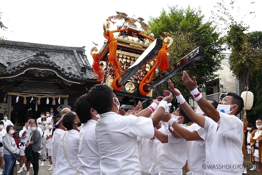 続いて、各町会神輿の揉み。湊の放り受け