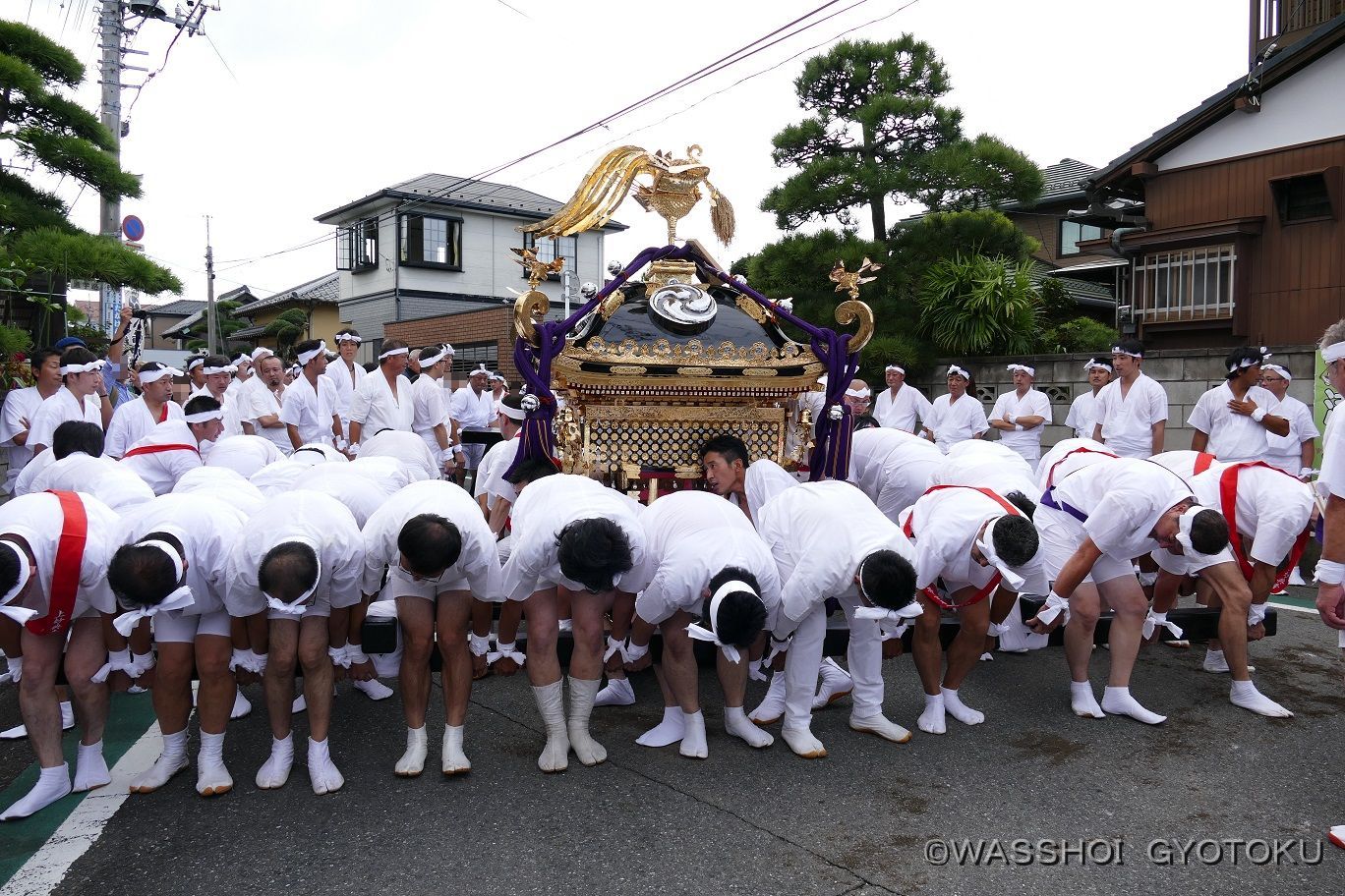 地すりのみ。大神輿は重すぎて危険なため、放り受けは行いません