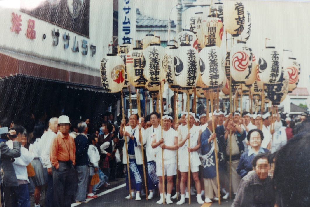 高張提灯を持った素盞雄神社の引き取り手たち