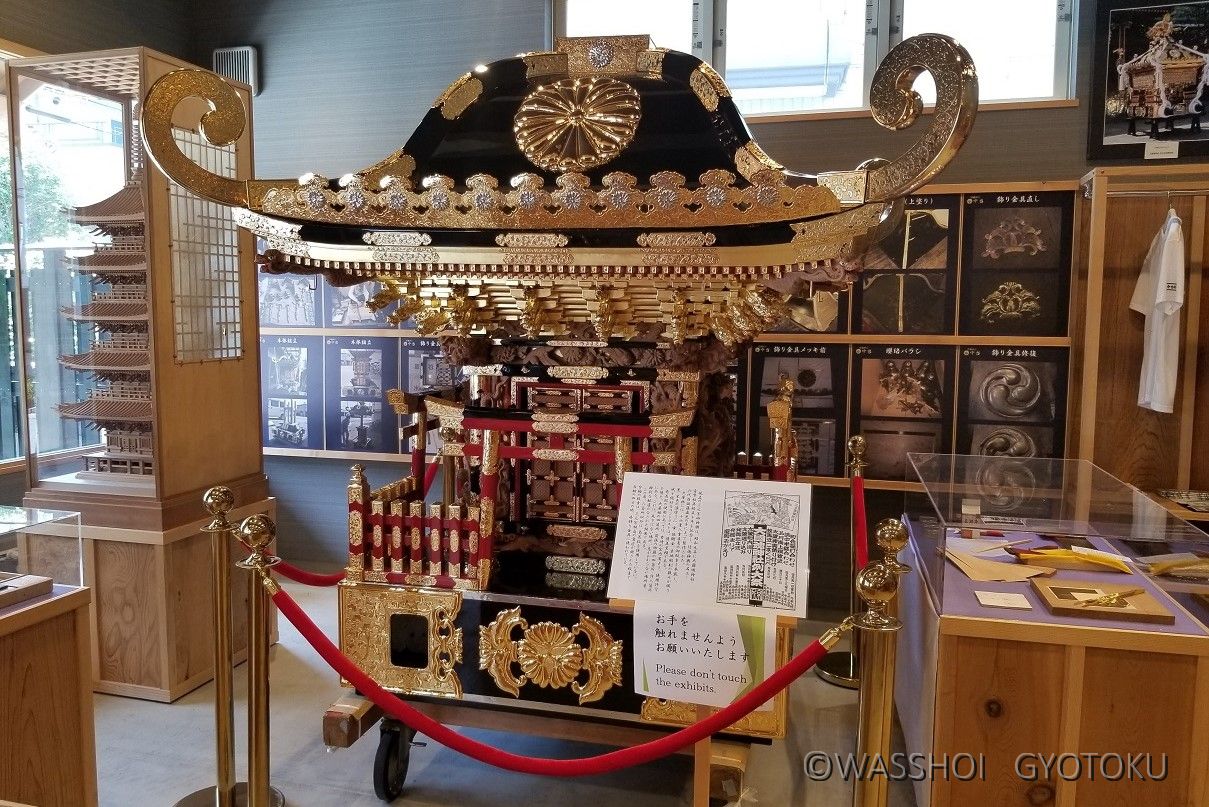 隣接する工場で美しく修復された神輿が、期間限定で展示されることも