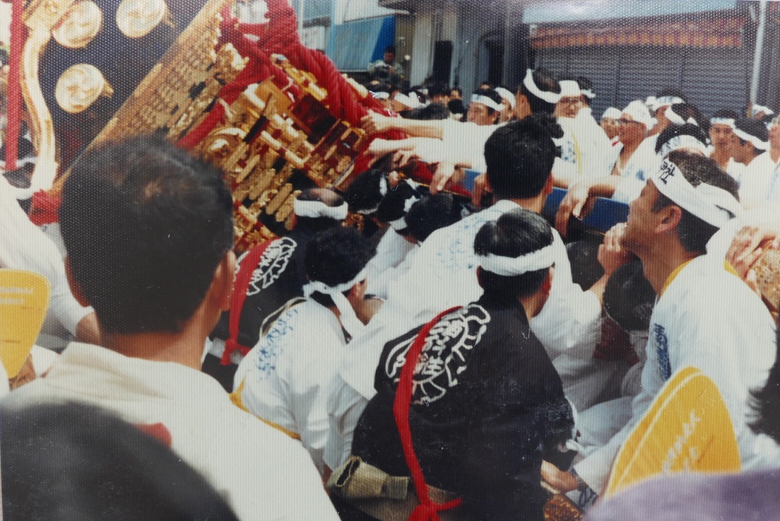 素盞雄神社の担ぎ方の特徴は、神輿を左右に倒して激しく振る「神輿振り」